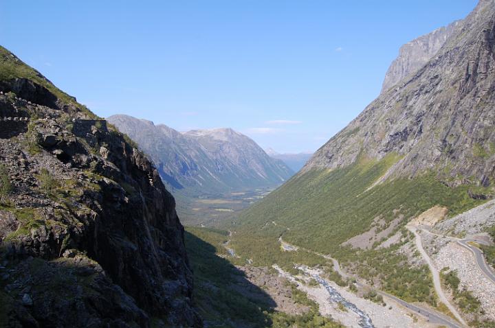 La strada delle aquile. Da Trondheim a Lom5.JPG - AI PIEDI DELLA RUPE